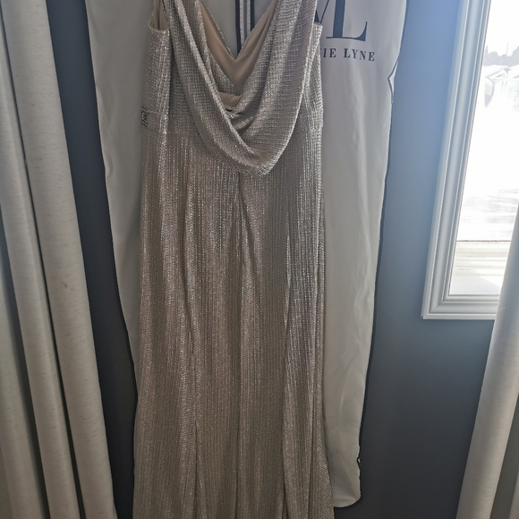 Wedding dress - Picture 4 of 16